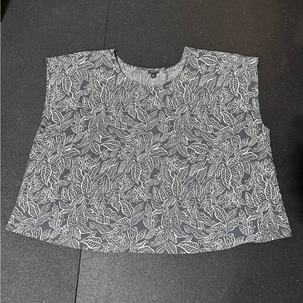 Gray Leaf Print Women's Top - EUC